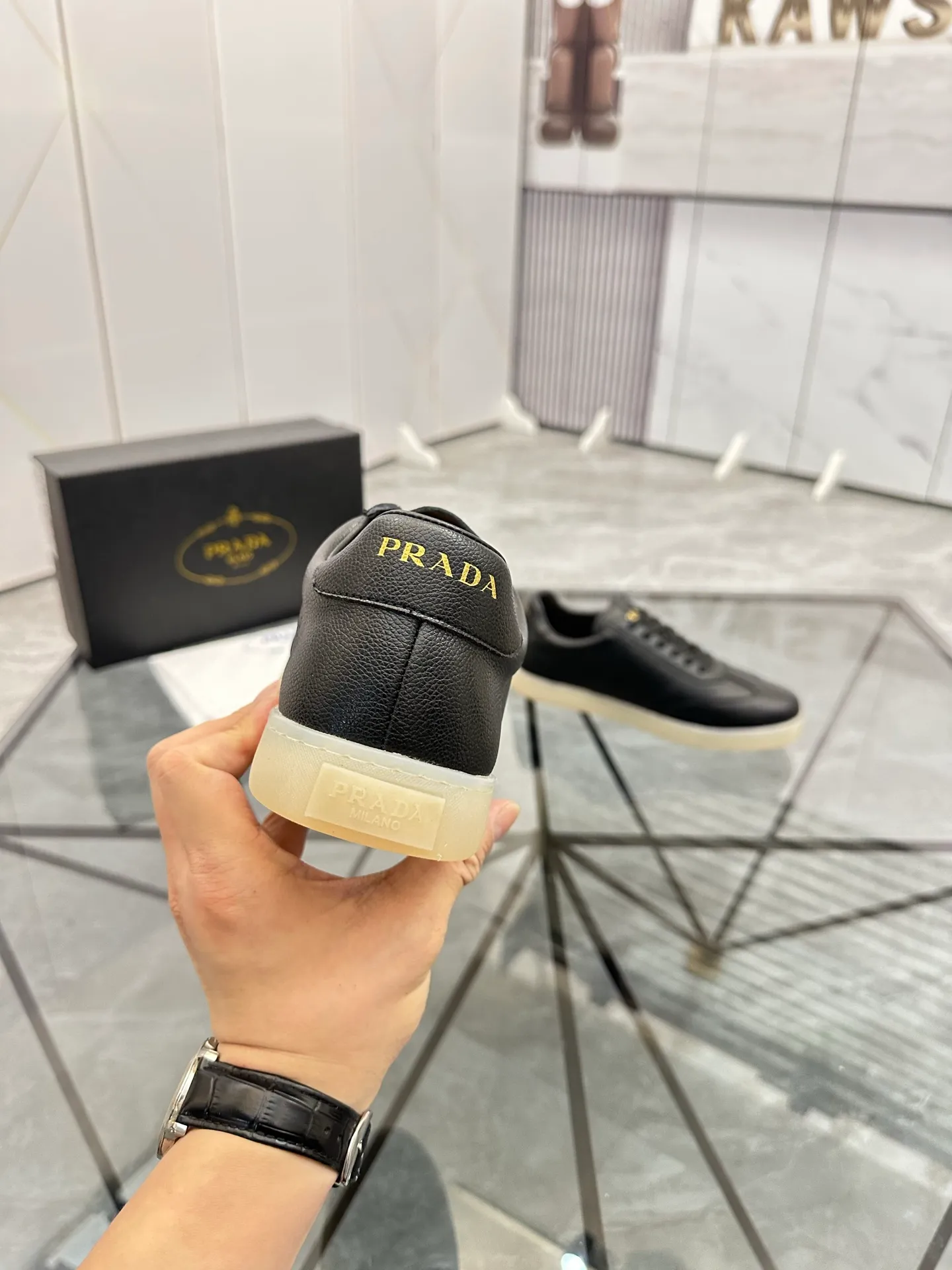 Men's shoes: 💰P400¥ Product trademark: Prada *"Prada*" low-top casual shoes Regular size: 38-44 (can be customized to 45) Product materials: imported cowhide upper, sheepskin lining, original outsole. Number: 020